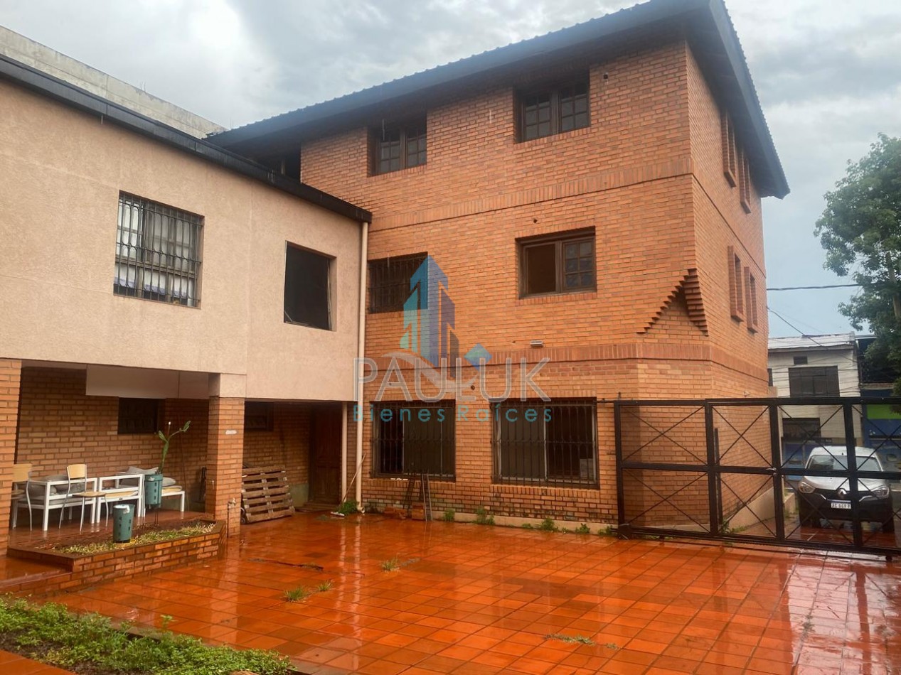 ESPECTACULAR PROPIEDAD : EDIFICIO DE 2 PISOS Y DOS CASAS CON VARIOS DORMITORIOS 