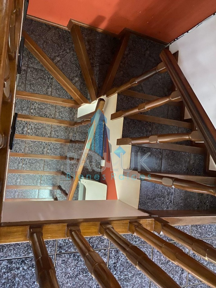 ESPECTACULAR PROPIEDAD : EDIFICIO DE 2 PISOS Y DOS CASAS CON VARIOS DORMITORIOS 