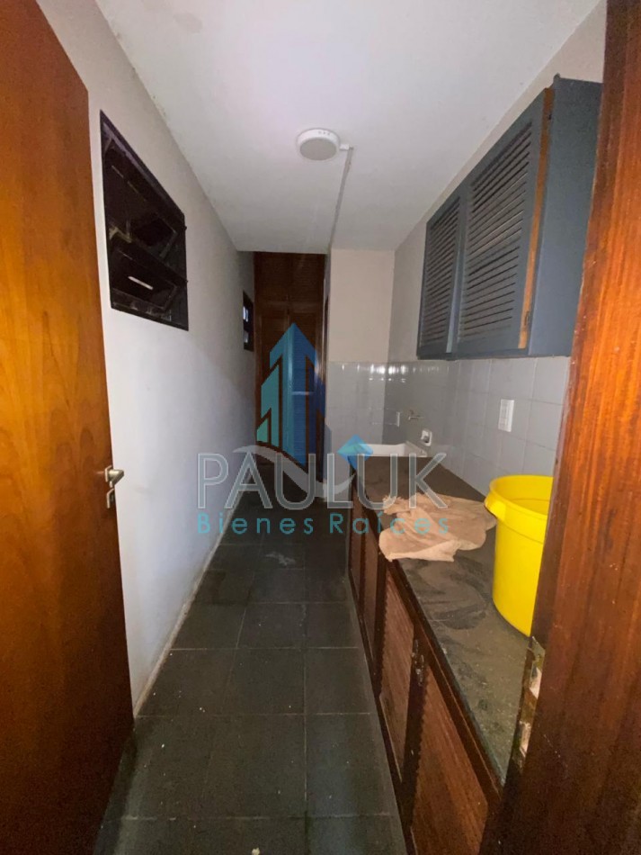 ESPECTACULAR PROPIEDAD : EDIFICIO DE 2 PISOS Y DOS CASAS CON VARIOS DORMITORIOS 