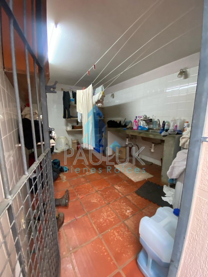 ESPECTACULAR PROPIEDAD : EDIFICIO DE 2 PISOS Y DOS CASAS CON VARIOS DORMITORIOS 