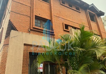 ESPECTACULAR PROPIEDAD : EDIFICIO DE 2 PISOS Y DOS CASAS CON VARIOS DORMITORIOS 